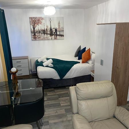 Private Room In London Enfield With Parking ภายนอก รูปภาพ