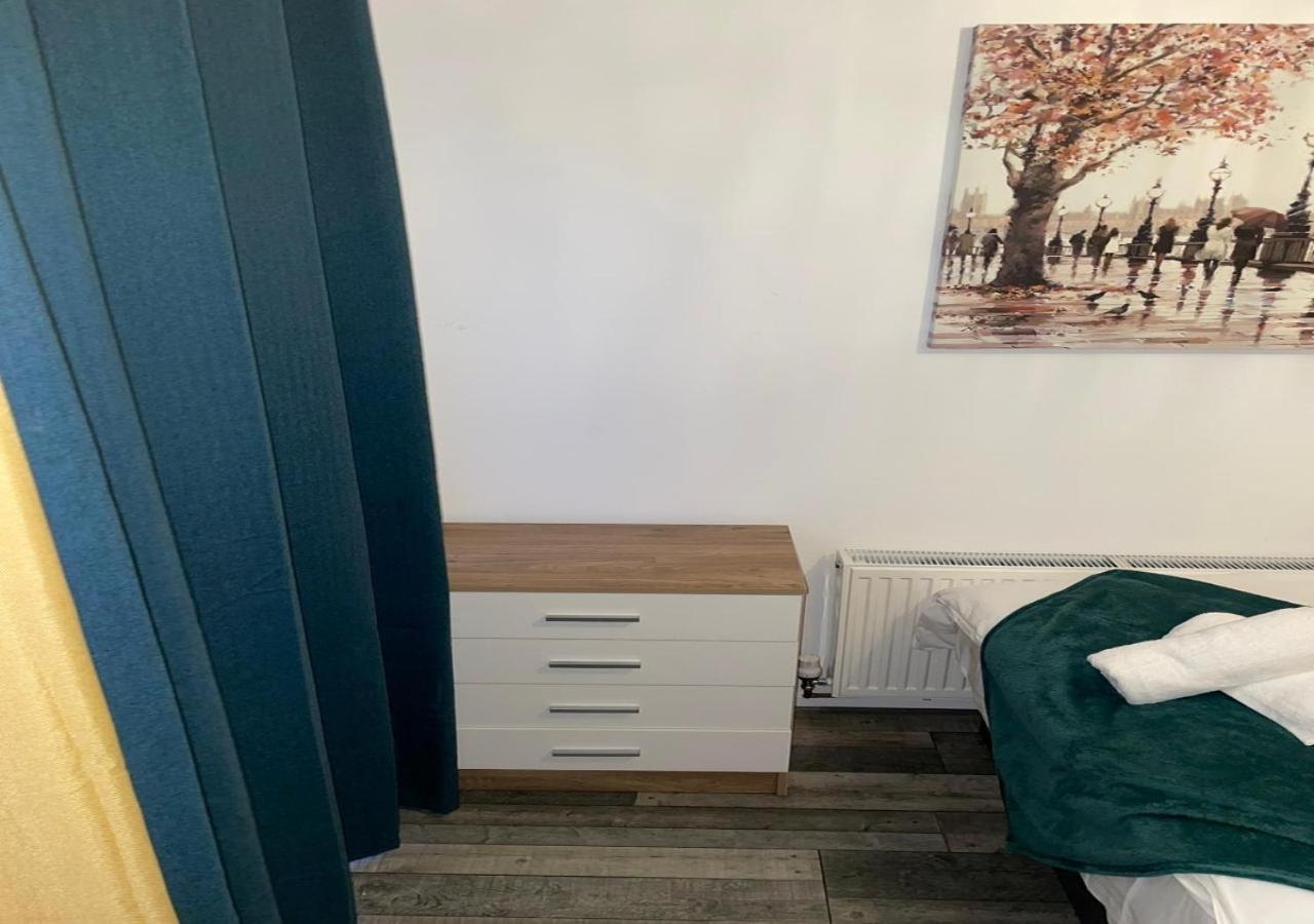 Private Room In London Enfield With Parking ภายนอก รูปภาพ