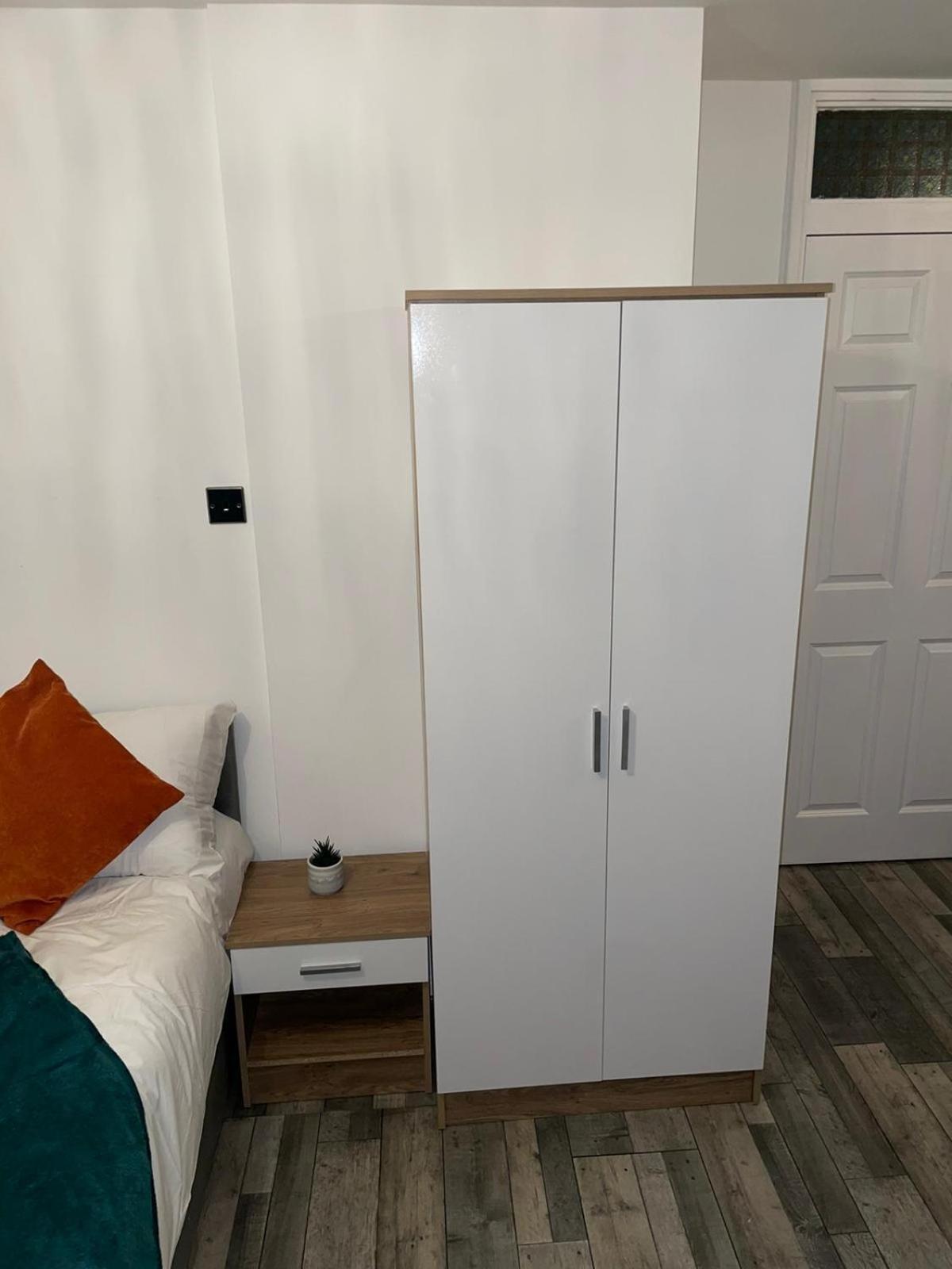 Private Room In London Enfield With Parking ภายนอก รูปภาพ