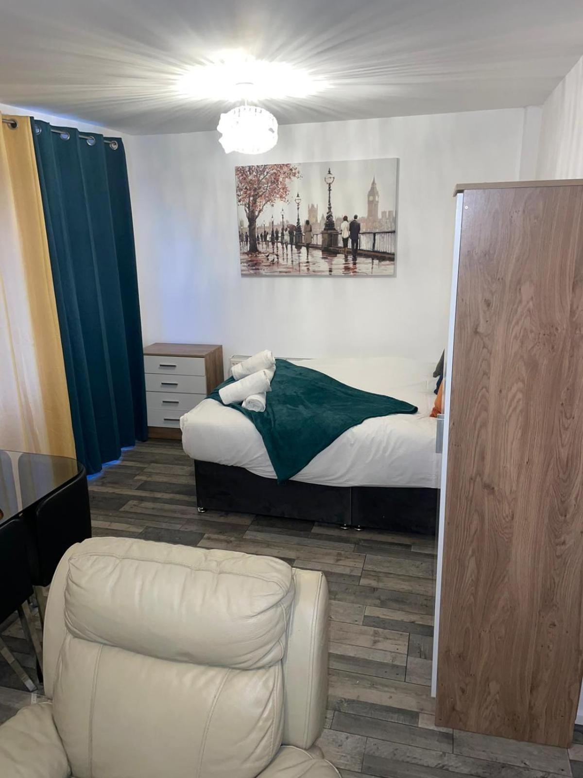Private Room In London Enfield With Parking ภายนอก รูปภาพ